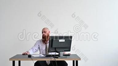 办公室里一个满脸红胡子的愤怒的秃头，穿着商务服，用电脑<strong>砸</strong>了一把斧头。 经理带着一个